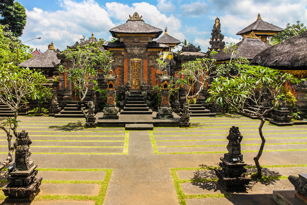 Индуистский храм рядом с Убудом, голубое небо - Бали, Индонезия
 - Фото, изображение