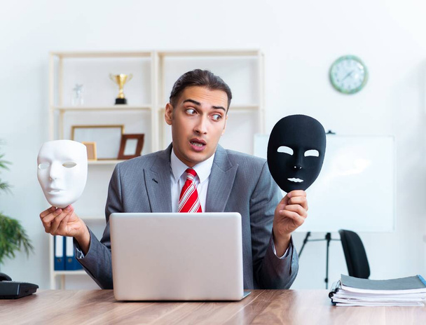 De zakenman draagt masker in hypocrisie concept - Foto, afbeelding