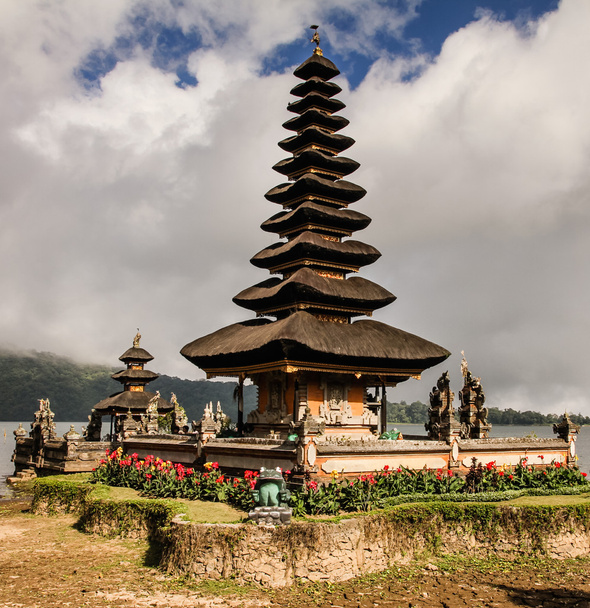 Храм фоні тропічних пейзажів поблизу Danu на Beratan озері - Балі, Індонезія - Фото, зображення