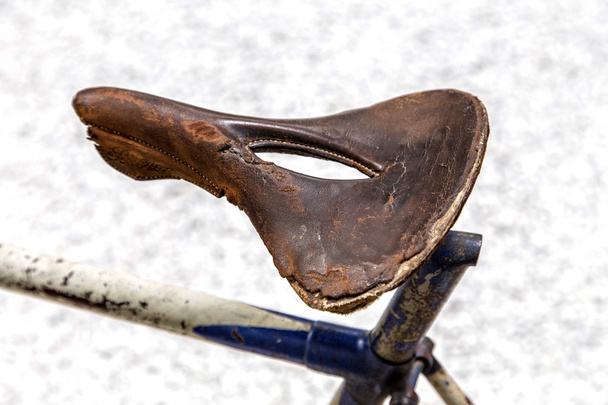 Παλιά σέλα ποδηλάτου - Φωτογραφία, εικόνα