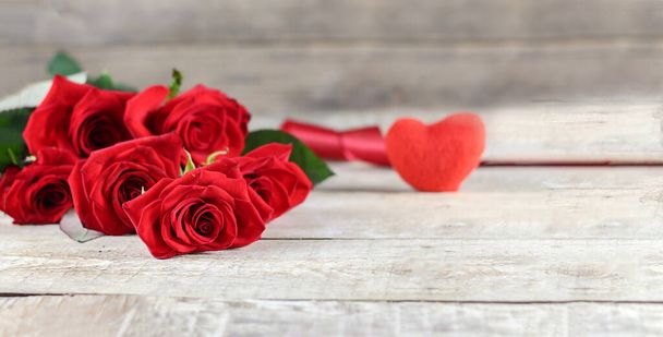 Valentine's day greeting card. romantic bouquet of red roses on a wooden background. Banner. Copy space. - Foto, Imagem