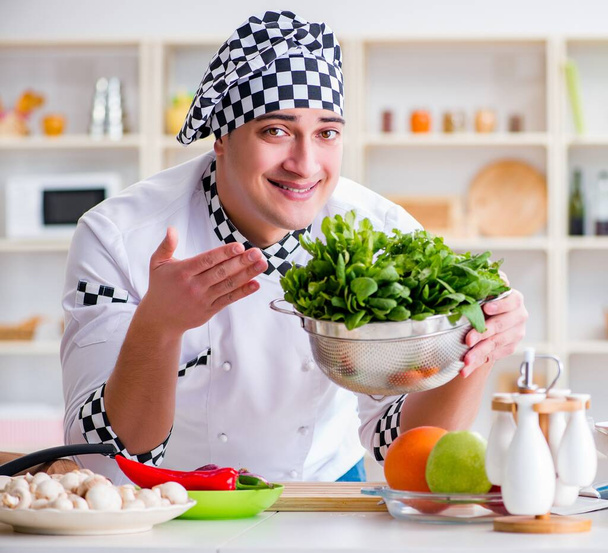 O jovem cozinheiro do sexo masculino trabalhando na cozinha - Foto, Imagem