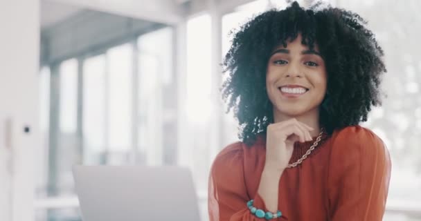 Face, vision and mindset with a business black woman sitting at a desk with her hand on her chin. Portrait, happy and smile with a female employee thinking about future growth or company development. - Metraje, vídeo
