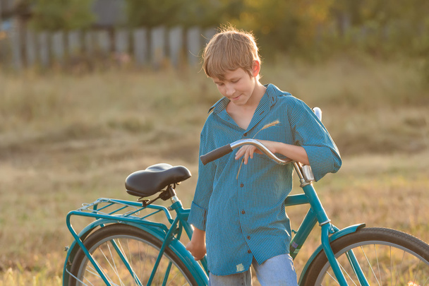 Çiftlik alanı retro bisikleti ile genç portresi - Fotoğraf, Görsel