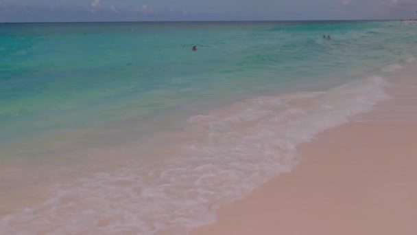 Beautiful view of white sandy beach in Atlantic Ocean on island of Aruba. - Filmagem, Vídeo
