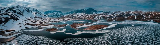 Snowy landscape of Hardangervidda national park with mountains and icy lakes in Norway, from above - Foto, afbeelding