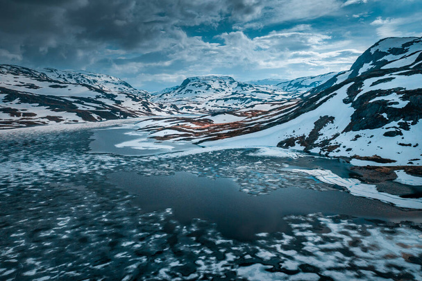 Snowy landscape of Hardangervidda national park with mountains and icy lakes in Norway, from above - Foto, Imagem