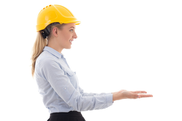 vista lateral de la mujer de negocios en el casco de constructor con algo  - Foto, Imagen