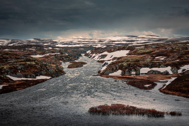 Река со снегом в ландшафте Национального парка Хардангервидда в Норвегии - Фото, изображение