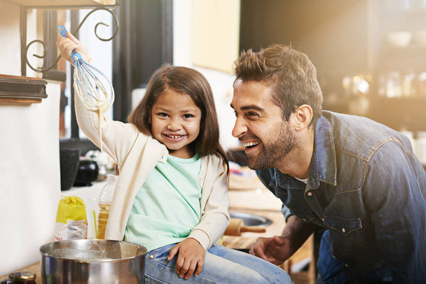 Look, were making pancakes. a father and daughter making pancakes together - Foto, Imagen