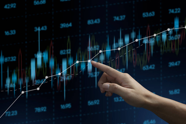 Фондовый рынок инвестирует и криптовалютный график и индикатор. Фондовый рынок и бизнес-инвестиции Трейдер анализирует данные биржи Forex на виртуальном экране.. - Фото, изображение