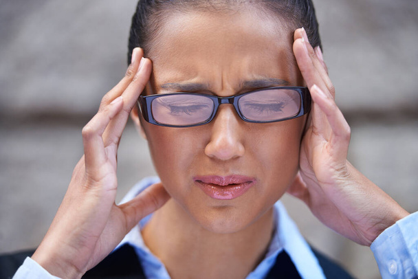 Слишком много нужно переварить. молодая деловая женщина с головной болью - Фото, изображение