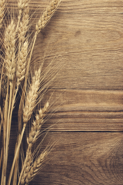 Wheat on the wooden background - Valokuva, kuva