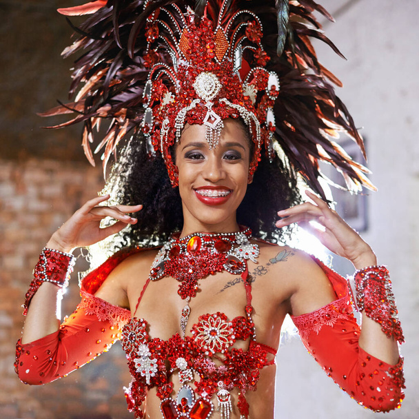 Hämmästyttävää. Rajattu muotokuva houkutteleva etninen nainen poseeraa Mardi Gras kulumista - Valokuva, kuva