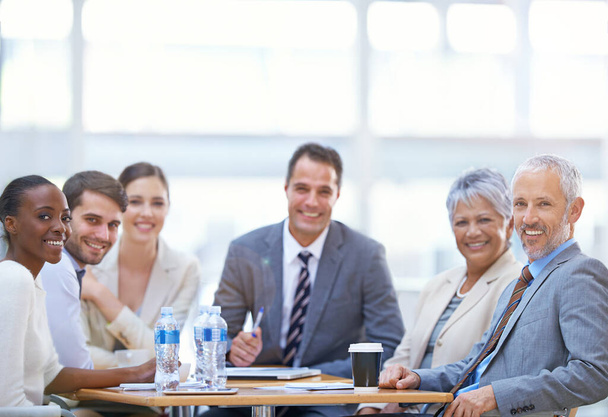Прийняття розумних бізнес-рішень як команди. Портрет групи бізнесменів на засіданні правління
 - Фото, зображення