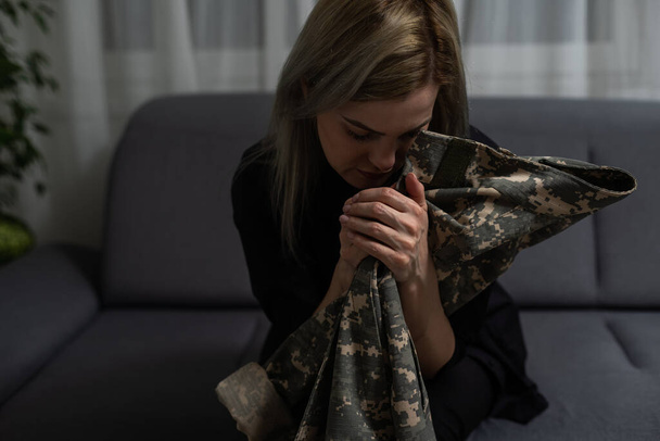 Egy fiatal nő portréja katonai egyenruhában.. - Fotó, kép