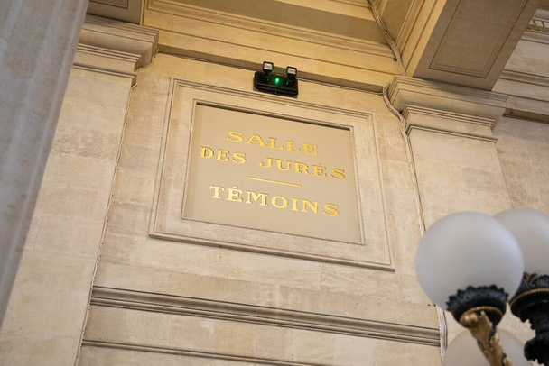 Salle des jures et temoins antik duvar cephesi binasına yazı imzaladı. Yani Fransız Adliyesi 'nde adalet jürisi ve tanık odası. - Fotoğraf, Görsel
