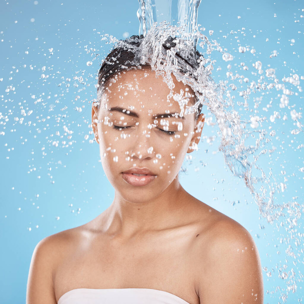 Γυναίκα, λούσιμο μαλλιών ή νερό splash skincare σε μπλε στούντιο υποβάθρου στην υγεία ευεξίας, δερματολογίας περιποίηση ή τον καθαρισμό υγιεινής. Ομορφιά μοντέλο, υγρό ή νερό σταγόνες στο μπάνιο περιποίησης μαλλιών. - Φωτογραφία, εικόνα