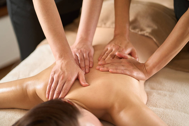 Mulher recebendo massagem de volta no salão de beleza - Foto, Imagem