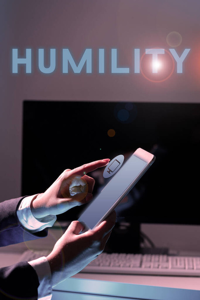 Signo de texto que muestra humildad, escaparate de negocios ser humilde es una virtud para no sentirse demasiado superior - Foto, Imagen