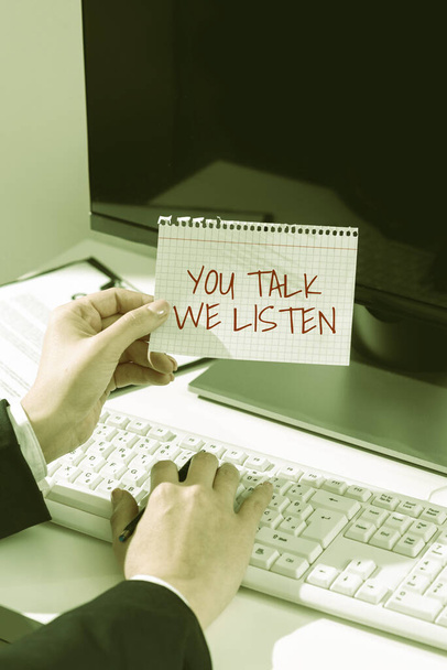 Sinal de escrita de mão Você Fala, Nós Ouvimos, Conceito de negócio Conversação motivacional de comunicação bidirecional - Foto, Imagem