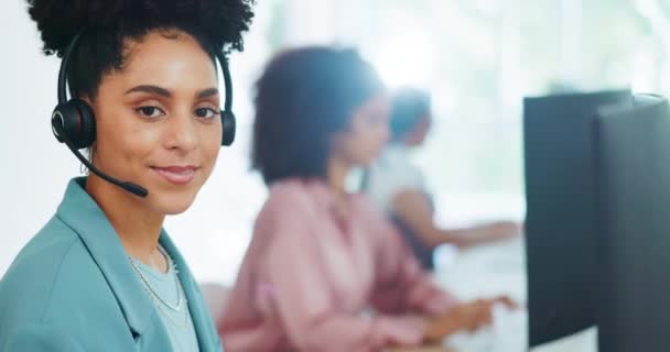 黒の女性は、コールセンターとCRMと顧客サービスやテレマーケティングの笑顔と専門家とオフィスの肖像画でお問い合わせください。お客様サポート、ヘッドフォンマイク付きデスクの女性 - 映像、動画