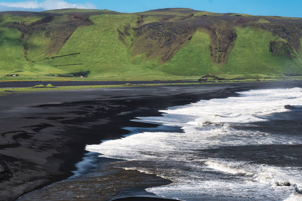 夏にアイスランドで南海岸に緑の山脈とレイニスフィヤラ黒砂のビーチと波の風景 - 写真・画像