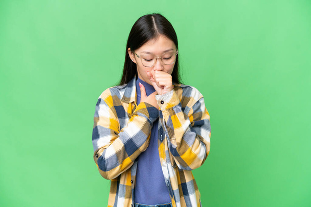 Mladý asijské žena přes izolovaný chroma klíč pozadí kašel hodně - Fotografie, Obrázek