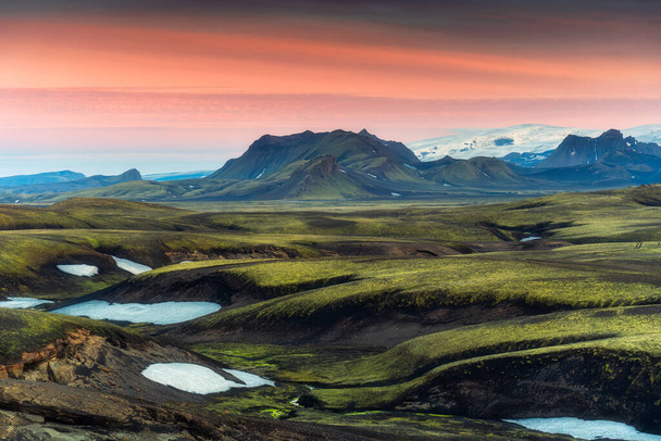 Дивовижний краєвид вулканічного гірського пагорба з мохом, вкритим віддаленою пустелею на лавовому полі під час заходу сонця в горах Ісландії. - Фото, зображення
