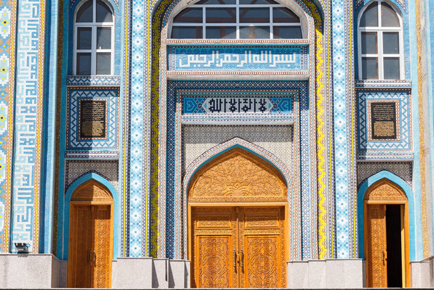 DUSHANBE, TAJIKISTAN - CIRCA ΙΟΥΝΙΟΣ 2017: Τζαμί Haji Yaqub στο Dushanbe περίπου τον Ιούνιο του 2017 στο Dushanbe. - Φωτογραφία, εικόνα