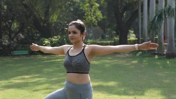 Видеоклип индийской женщины, практикующей йогу в позе дерева. - Кадры, видео