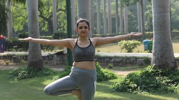 Видео индийской женщины, практикующей позу йоги Vrikshasana. - Кадры, видео