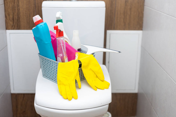 Agente limpiador, detergente y dispensador de jabón líquido en el fondo del baño - Foto, Imagen