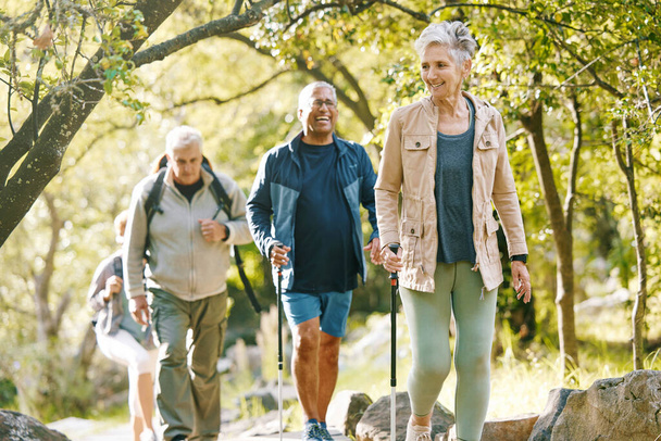 Wandern, Senioren und Menschen, glücklich im Freien mit der Natur, Fitness und Spaß im Park, Trekking in der Gruppe in Boston. Abwechslung, Freunde und Glück mit Wandern, aktiver Lebensmotivation und Senioren - Foto, Bild