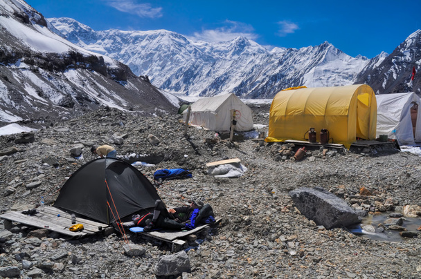 Campamento base sobre glaciar en Kirguistán
 - Foto, imagen