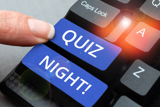 Conceptueel bijschrift Quiz Night, Business concept avond test kennis competitie tussen individuen - Foto, afbeelding