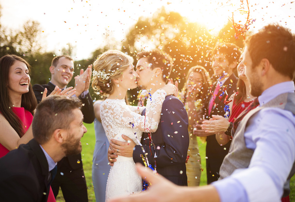 Les jeunes mariés s'embrassent à la réception de mariage
 - Photo, image