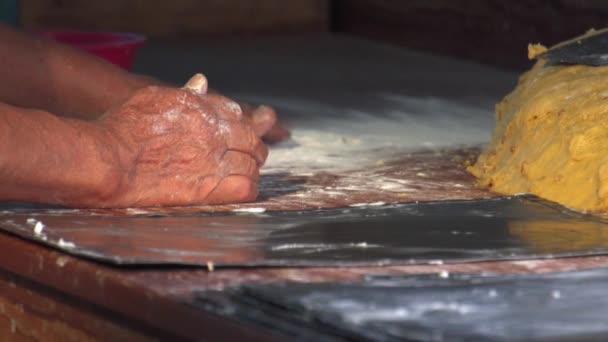 Κάνοντας ζύμη με τα χέρια σε ξύλινο τραπέζι φόντο - Πλάνα, βίντεο