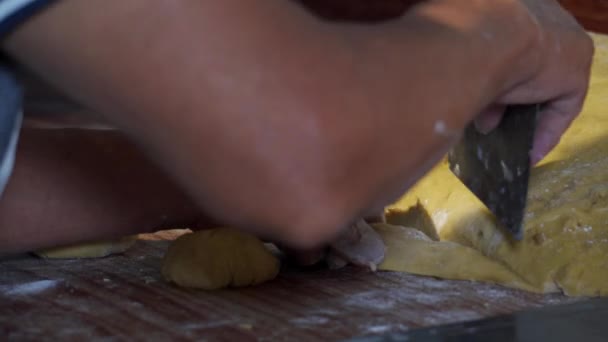 Делать тесто вручную на деревянном фоне стола - Кадры, видео