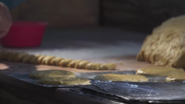 Κάνοντας ζύμη με τα χέρια σε ξύλινο τραπέζι φόντο - Πλάνα, βίντεο