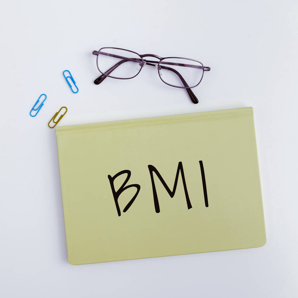 Schilder mit Bmi, Geschäftsübersicht Methode zur Schätzung des Körperfettgehalts basierend auf Gewicht und Größe - Foto, Bild