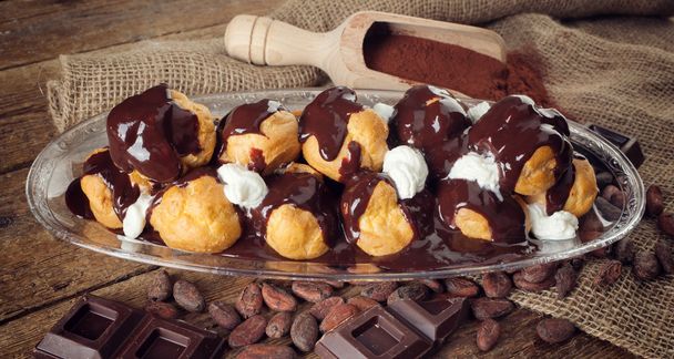 Σοκολάτα profitteroles με κρέμα - Φωτογραφία, εικόνα