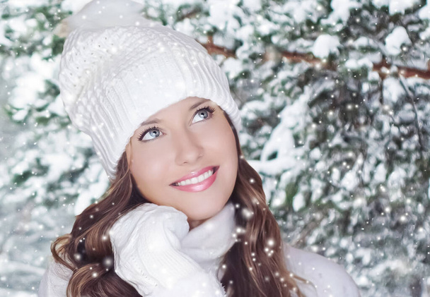 Winterurlaub Reisen, Lifestyle und Mode, schöne glückliche Frau und verschneiter Wald, Natur, Skigebiet und Freizeitaktivitäten im Freien Weihnachten, Neujahr und Feiertage Portrait. - Foto, Bild