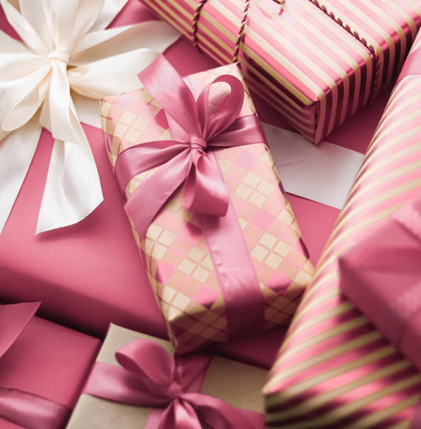 Dovolená dárky a zabalené luxusní dárky, růžové dárkové krabice jako překvapení dárek k narozeninám, Vánoce, Nový rok, Valentines Day, box den, svatby a svátky nakupování nebo doručení krásy box - Fotografie, Obrázek