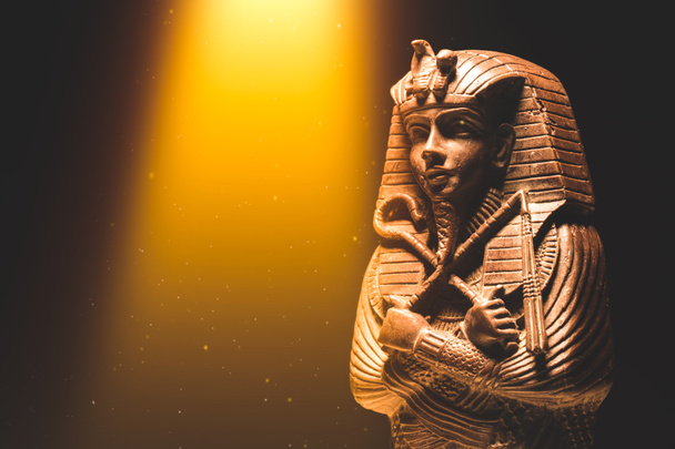 Un sarcófago egipcio histórico con una momia dentro - Foto, Imagen