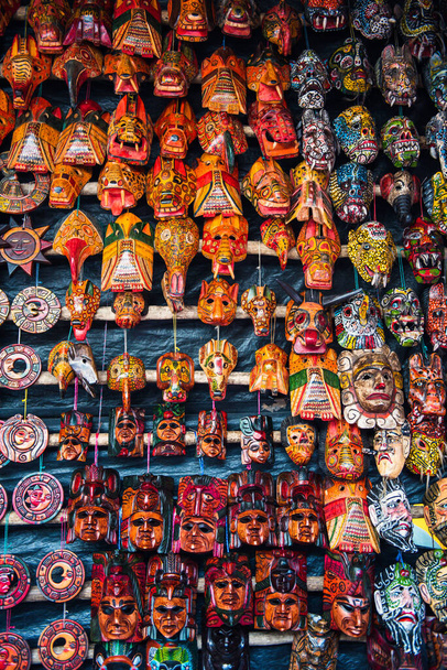 Типичные гватемальские маски ручной работы - Фото, изображение