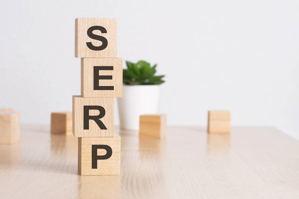 mot SERP avec cubes en bois, fond blanc - Photo, image