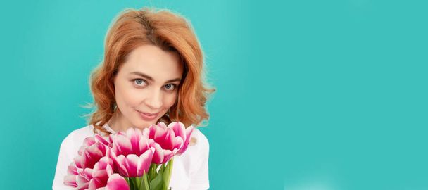 woman portrait with tulip flower bouquet on blue background. Woman isolated face portrait, banner with mock up copyspace - Foto, imagen