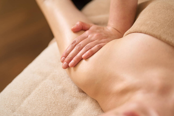 Mujer recibiendo masaje de brazo en salón de belleza - Foto, Imagen