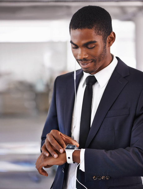Αυτό το ρολόι είναι καταπληκτικό. Προβολή περικοπών ενός νεαρού επιχειρηματία που φοράει ένα smartwatch με ψηφιακή διεπαφή - Όλο το περιεχόμενο οθόνης έχει σχεδιαστεί από εμάς και δεν προστατεύεται από πνευματικά δικαιώματα από άλλους - Φωτογραφία, εικόνα